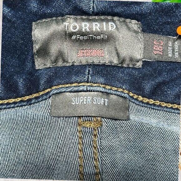 Torrid Super Soft Jegging Size 18S SHORT Blue Dark Wash Distressed Soft Stretchy - Picture 7 of 9